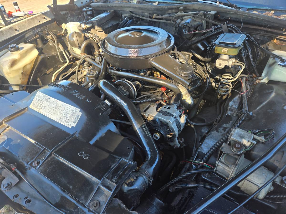 Olds-custom-cruiser-1989-white-3