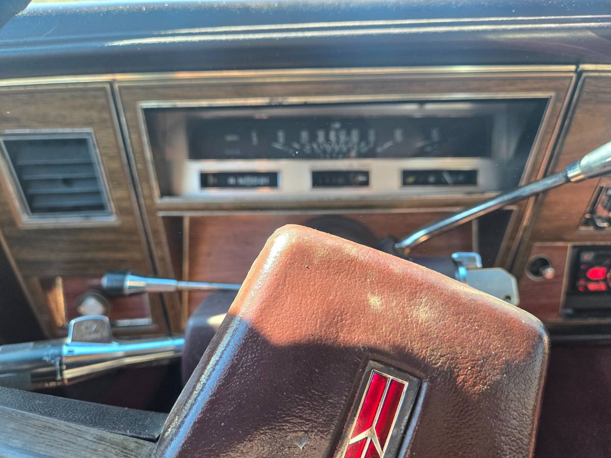 Olds-custom-cruiser-1989-white-4