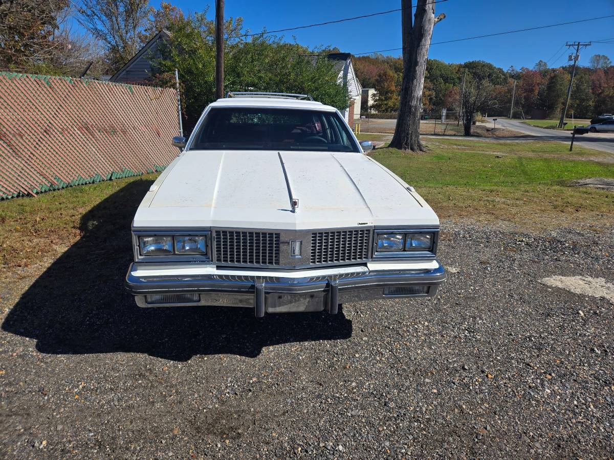 Olds-custom-cruiser-1989-white-5