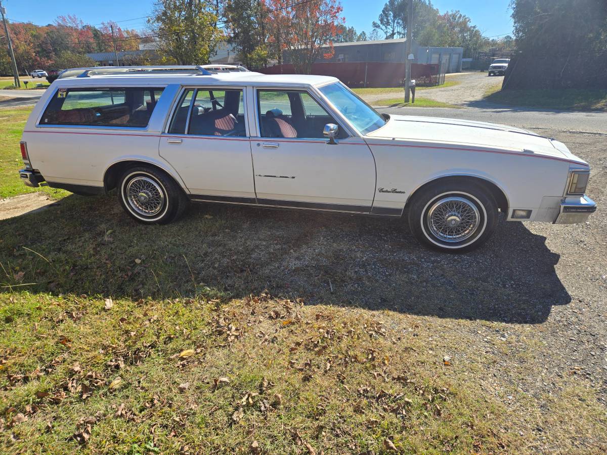 Olds-custom-cruiser-1989-white-6