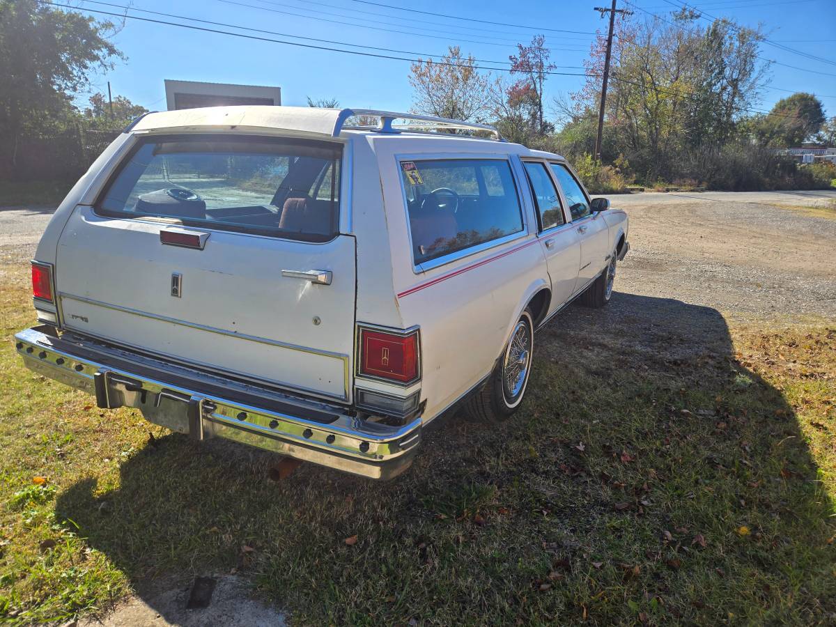 Olds-custom-cruiser-1989-white-7