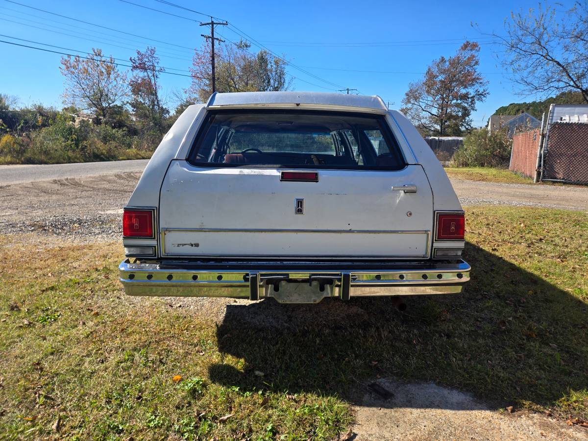 Olds-custom-cruiser-1989-white-8