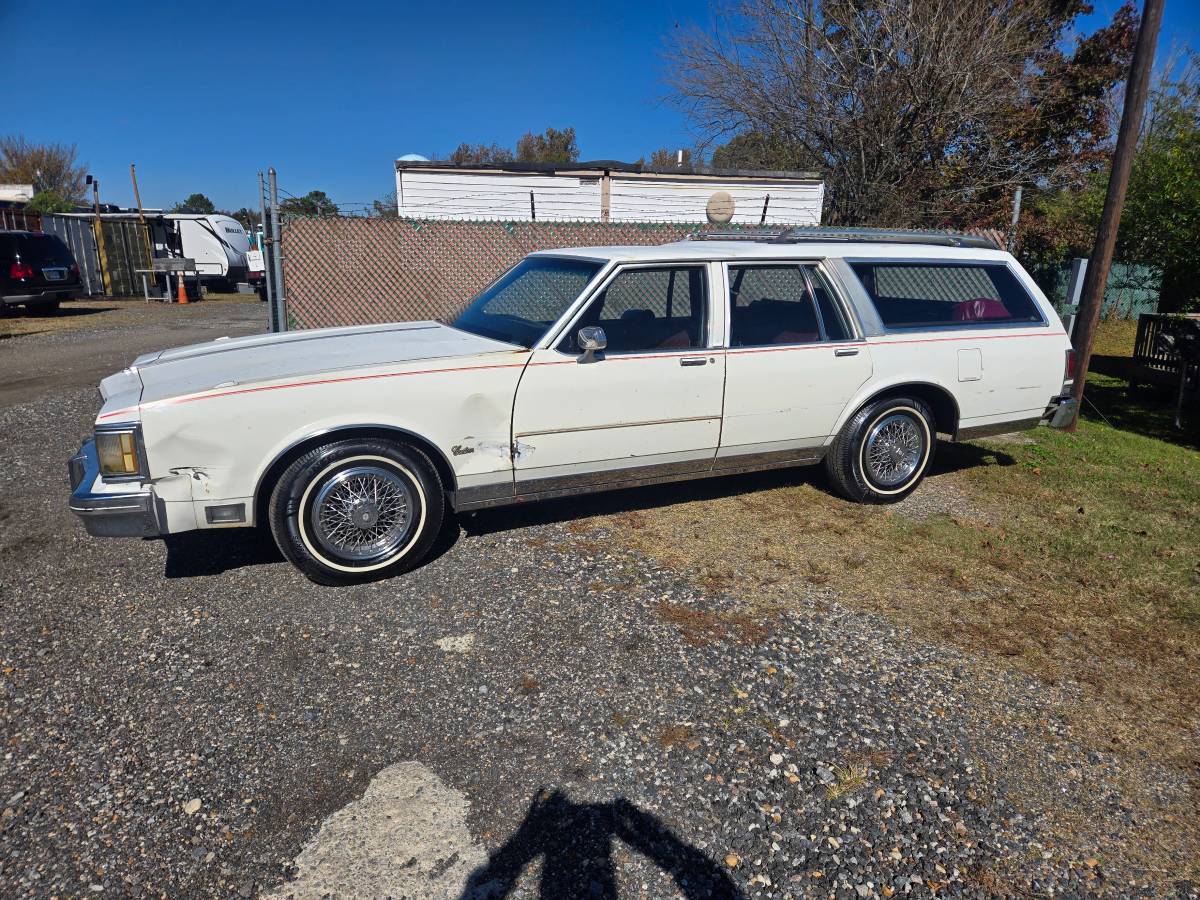 Olds-custom-cruiser-1989-white-9