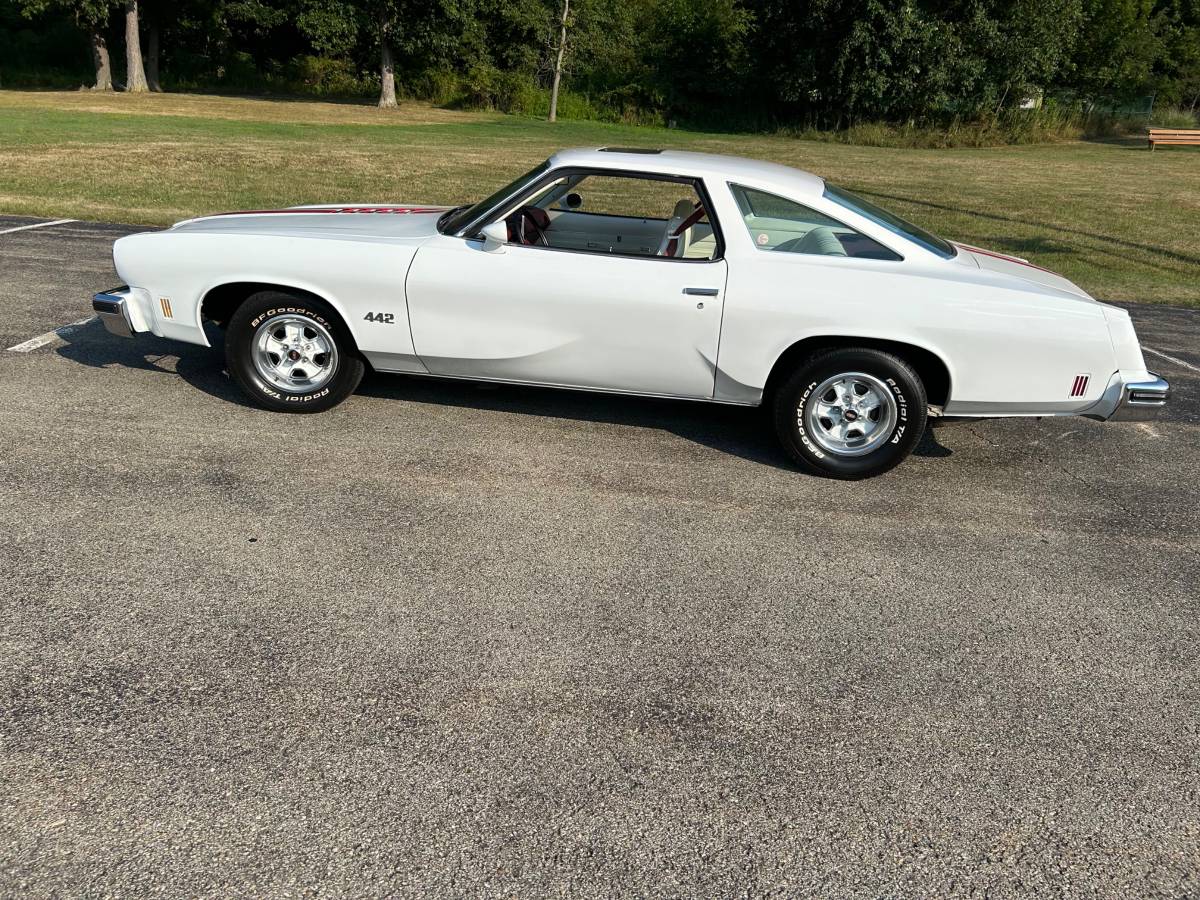 Oldsmobile-442-1975-white