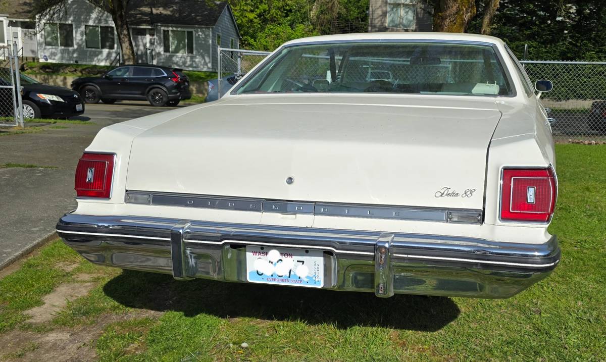 Oldsmobile-88-1976-white-2