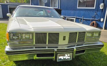 Oldsmobile-88-1976-white-5