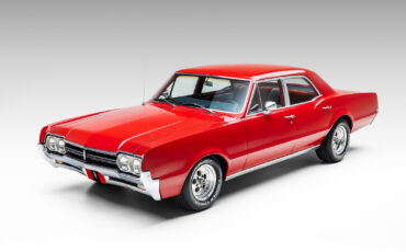 Oldsmobile-Cutlass-1966-Sedan-1