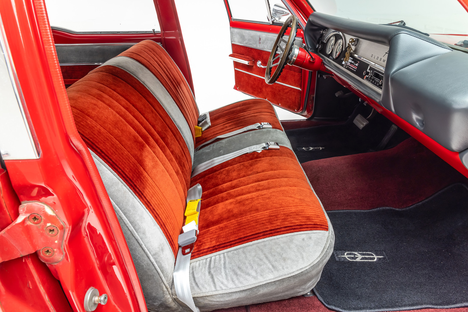 Oldsmobile-Cutlass-1966-Sedan-13