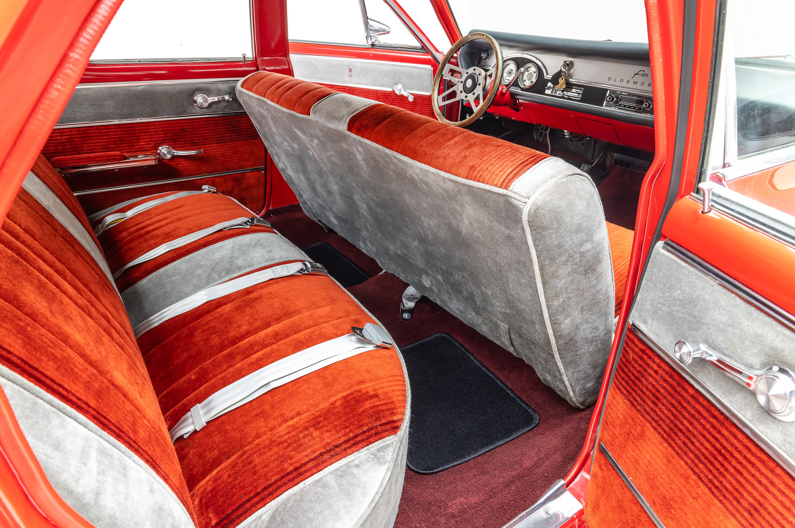 Oldsmobile-Cutlass-1966-Sedan-14