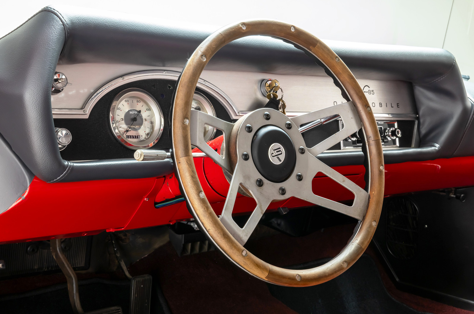 Oldsmobile-Cutlass-1966-Sedan-15