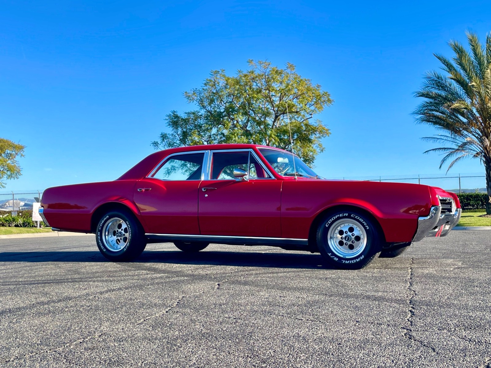 Oldsmobile-Cutlass-1966-Sedan-21