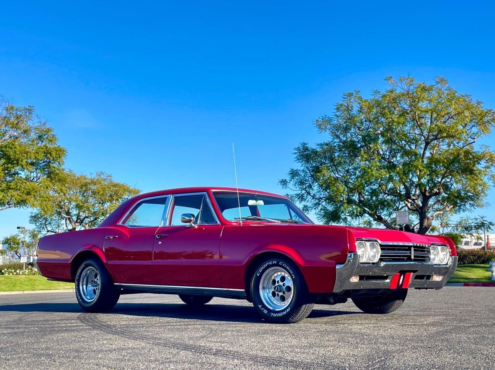 Oldsmobile-Cutlass-1966-Sedan-22