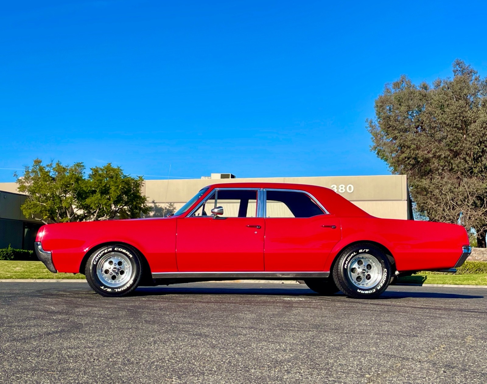 Oldsmobile-Cutlass-1966-Sedan-24