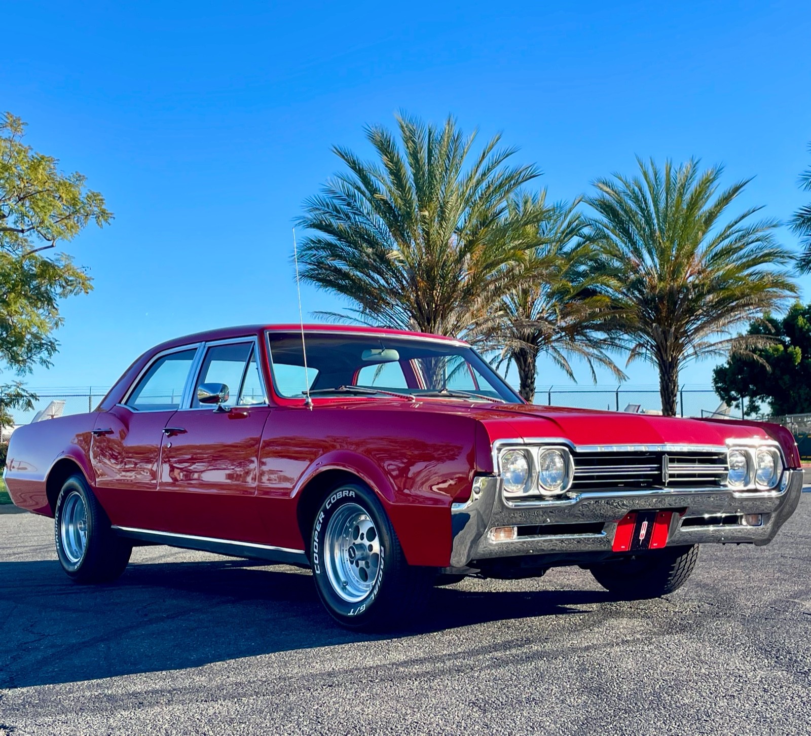 Oldsmobile-Cutlass-1966-Sedan-25