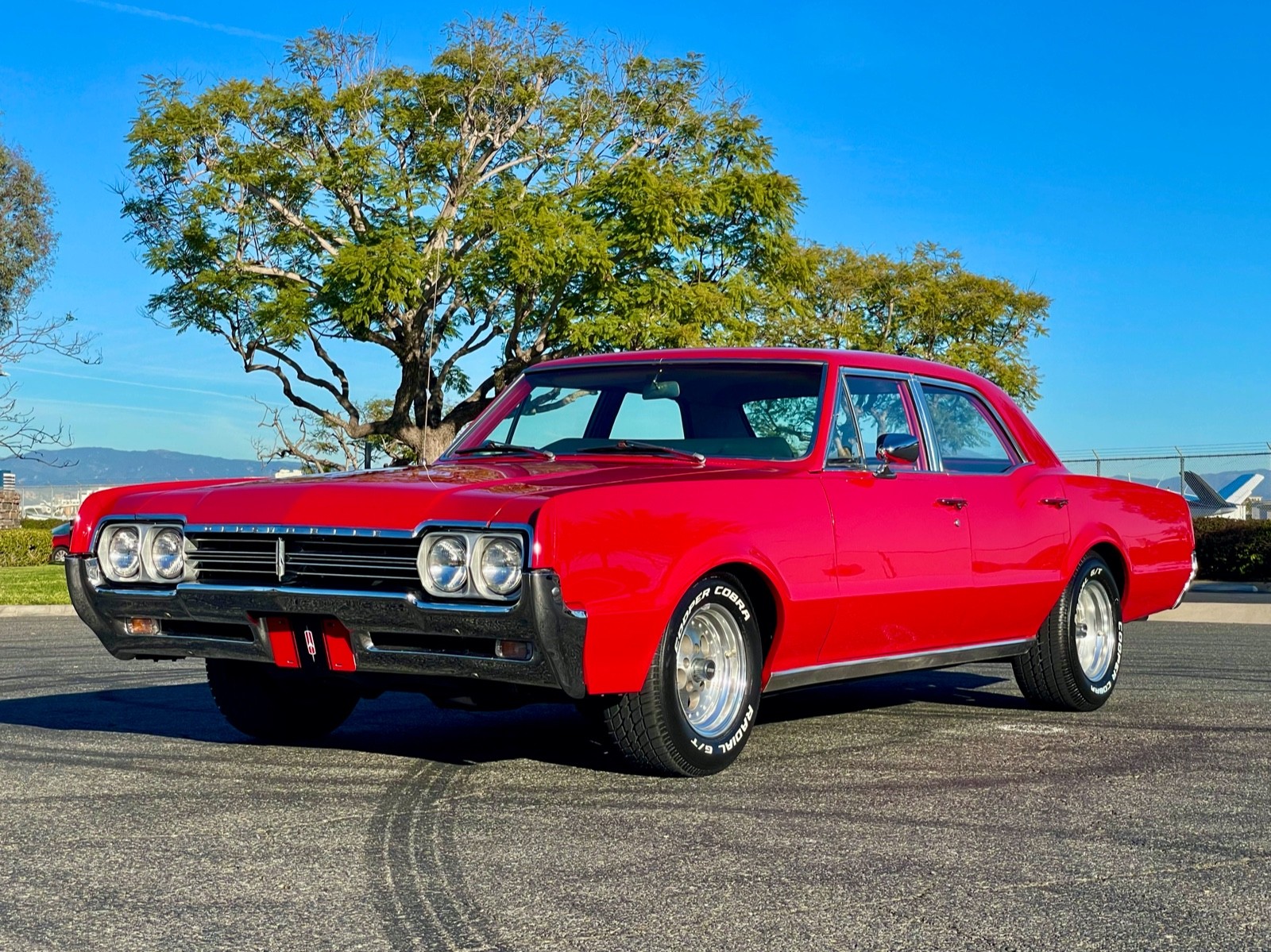 Oldsmobile-Cutlass-1966-Sedan-26