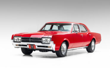 Oldsmobile-Cutlass-1966-Sedan