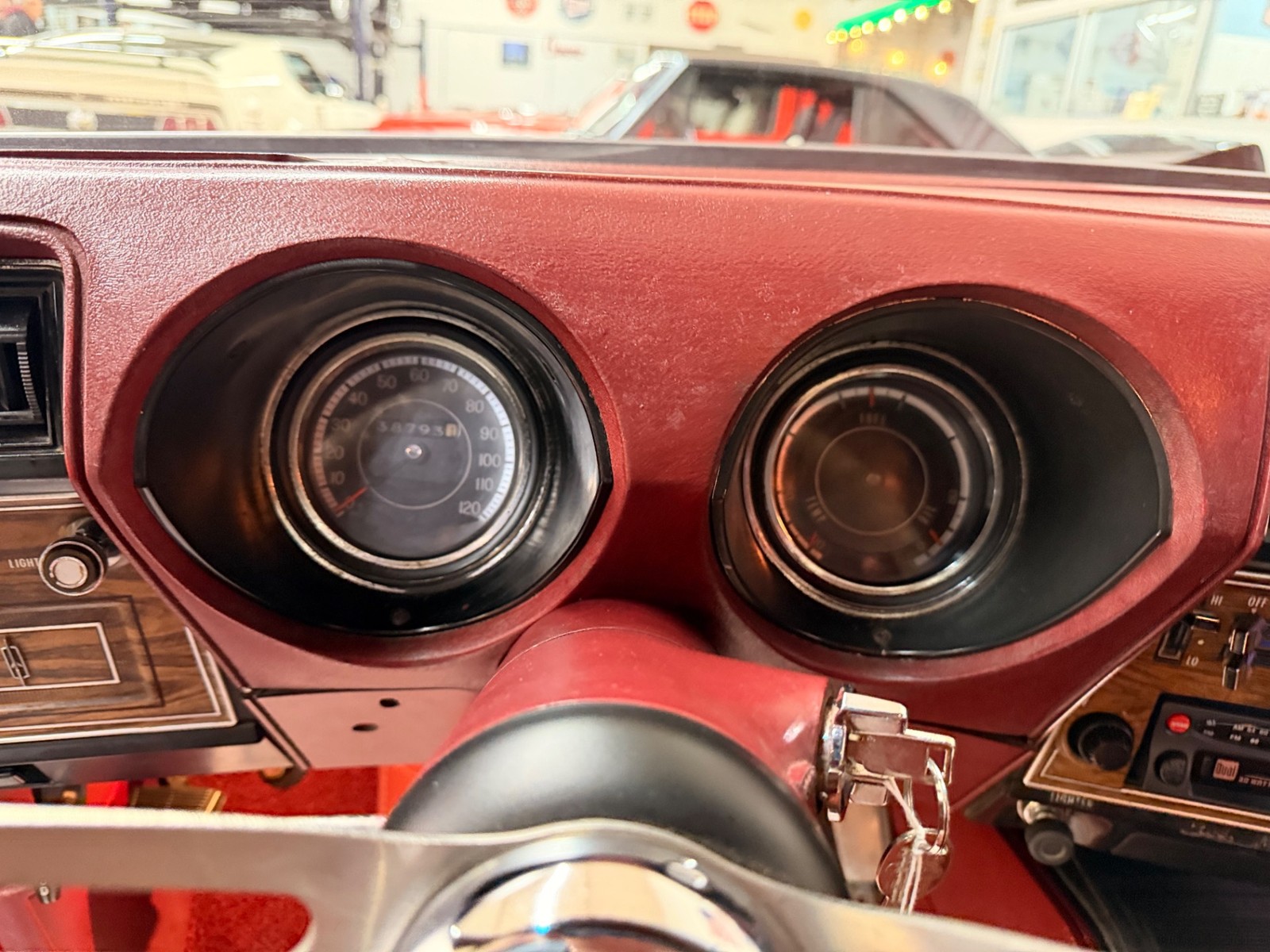 Oldsmobile-Cutlass-1973-2-Door-32