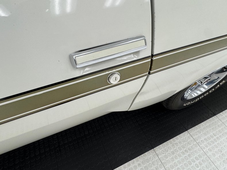 Oldsmobile-Cutlass-1973-Cameo-White-White-8