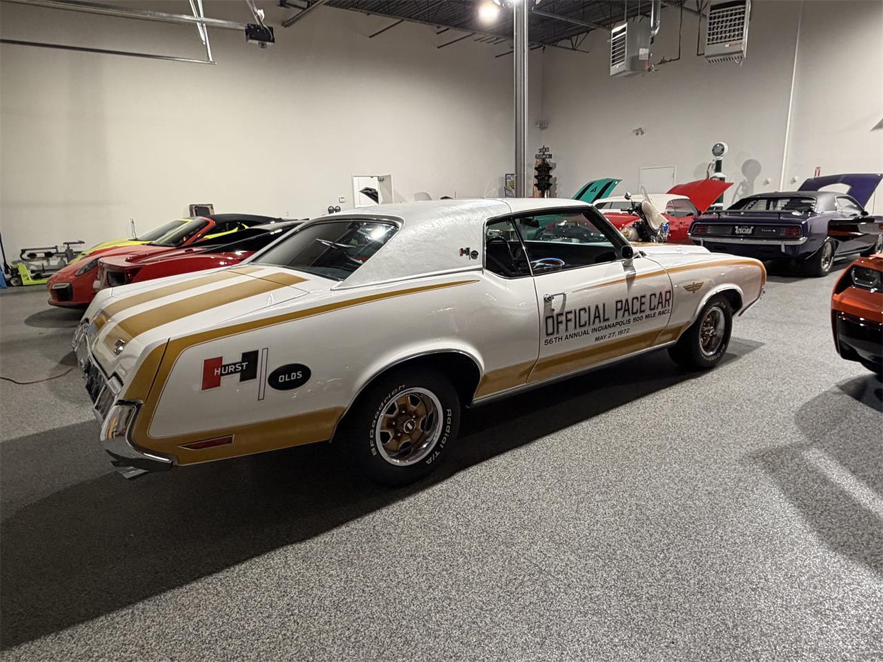 Oldsmobile-Cutlass-supreme-1972-White-Black-1