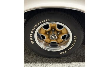 Oldsmobile-Cutlass-supreme-1972-White-Black-10