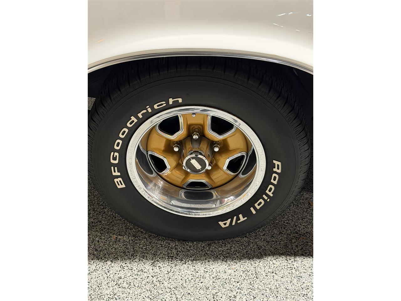 Oldsmobile-Cutlass-supreme-1972-White-Black-10