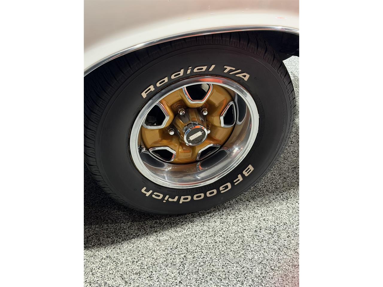 Oldsmobile-Cutlass-supreme-1972-White-Black-11