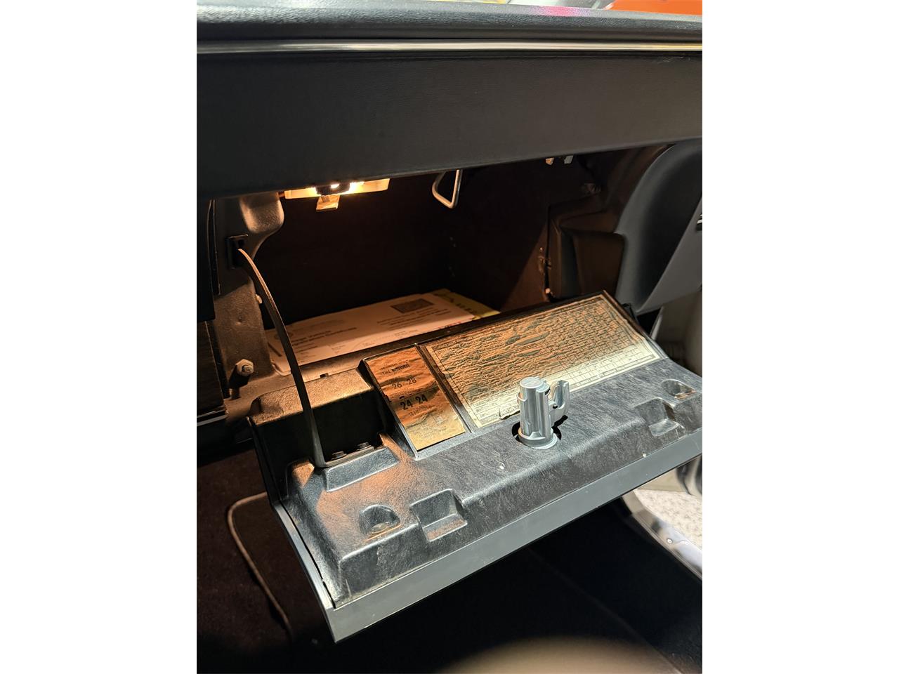 Oldsmobile-Cutlass-supreme-1972-White-Black-17