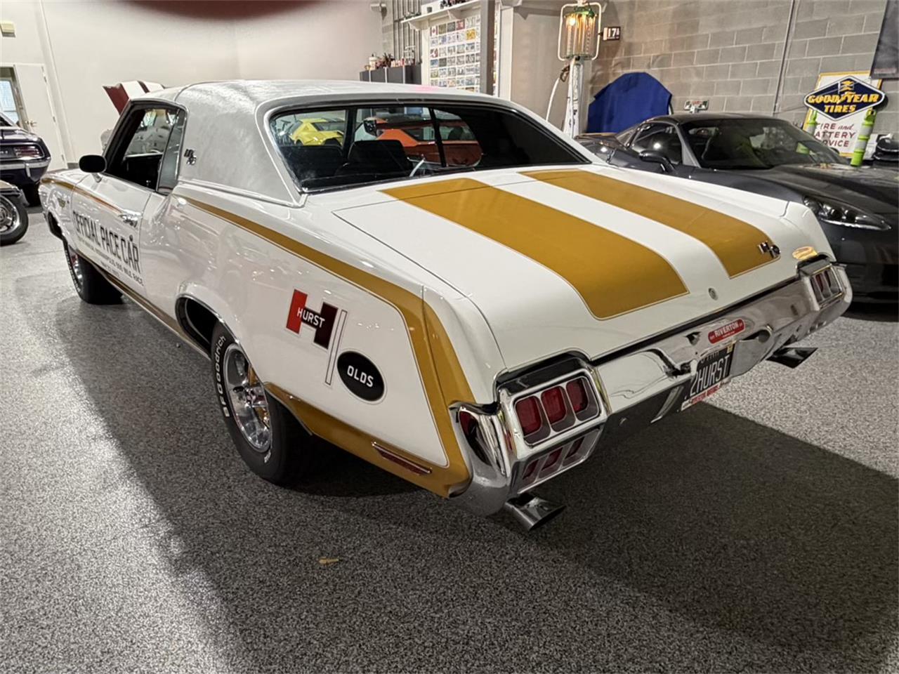 Oldsmobile-Cutlass-supreme-1972-White-Black-2