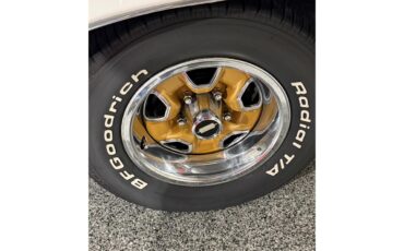 Oldsmobile-Cutlass-supreme-1972-White-Black-24