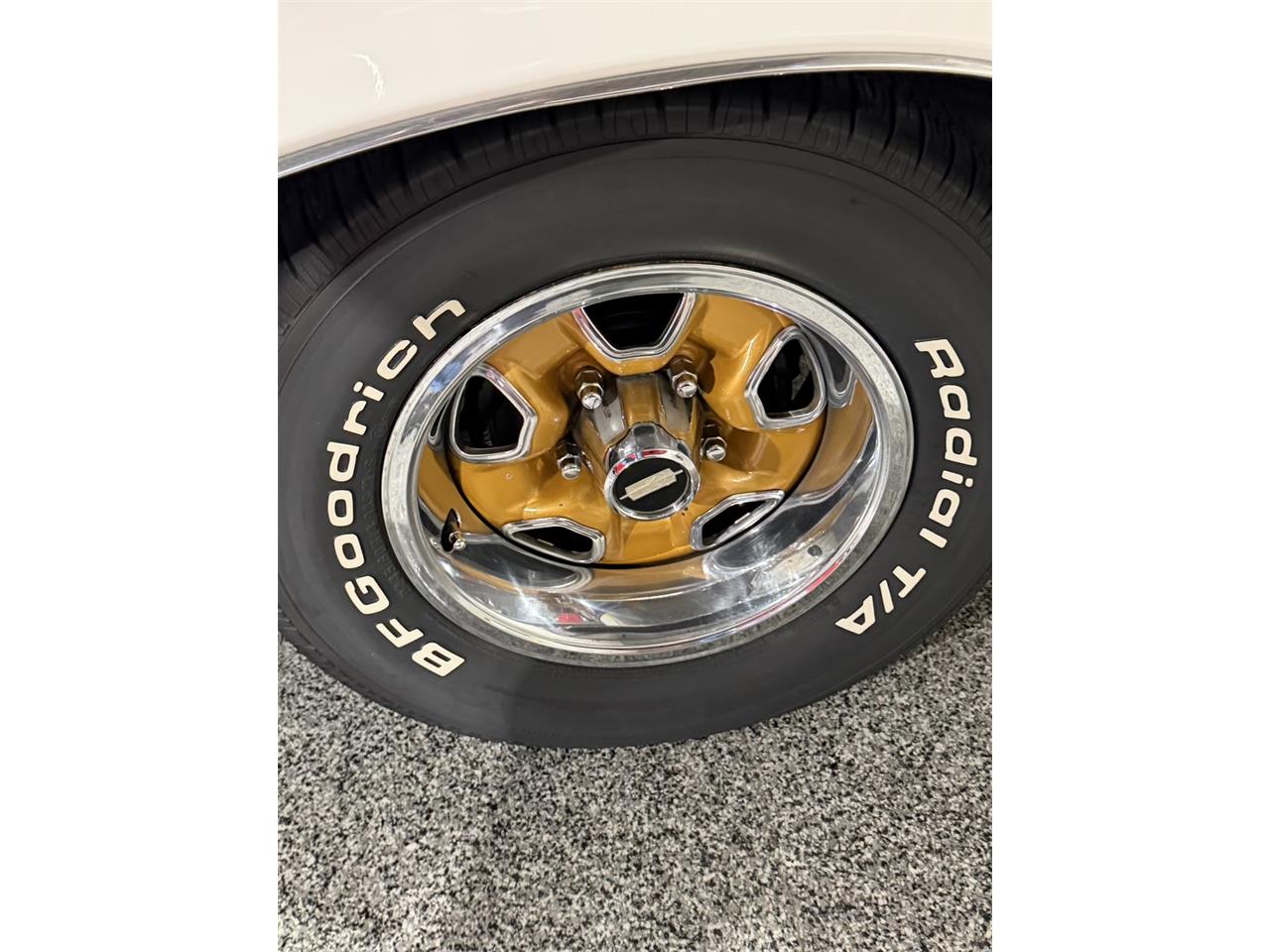 Oldsmobile-Cutlass-supreme-1972-White-Black-24