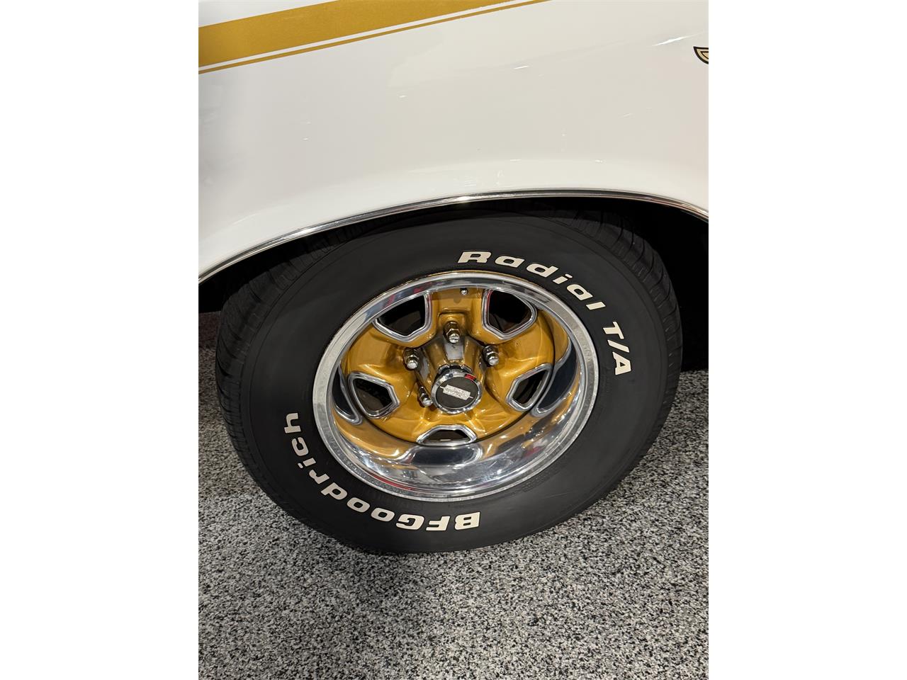 Oldsmobile-Cutlass-supreme-1972-White-Black-26