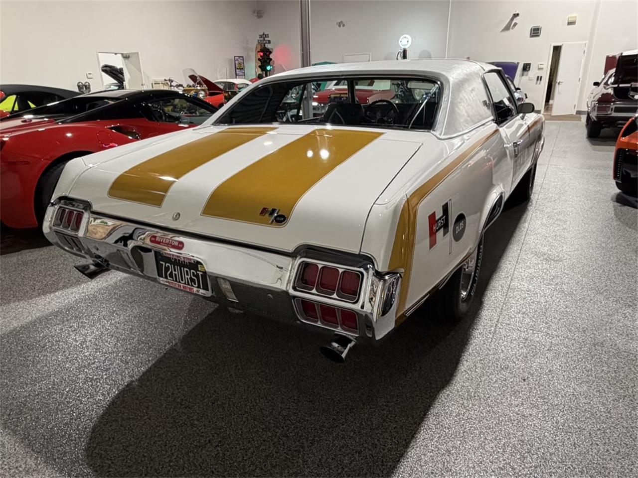 Oldsmobile-Cutlass-supreme-1972-White-Black-27