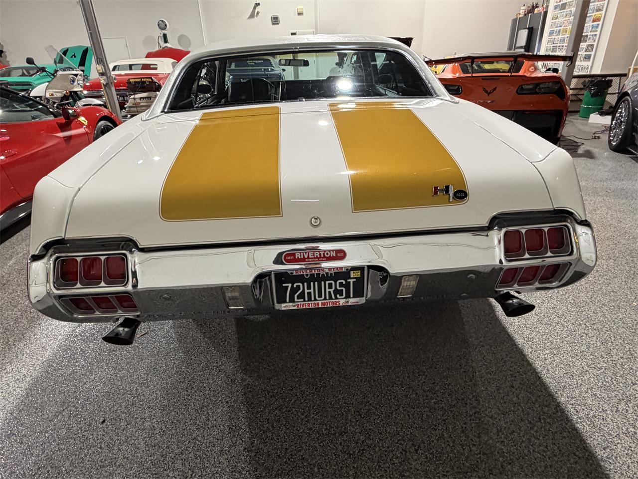 Oldsmobile-Cutlass-supreme-1972-White-Black-28