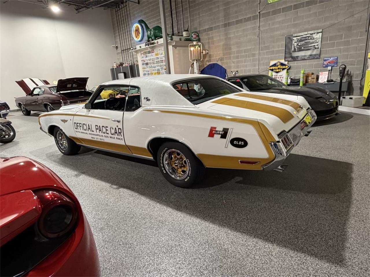 Oldsmobile-Cutlass-supreme-1972-White-Black-29