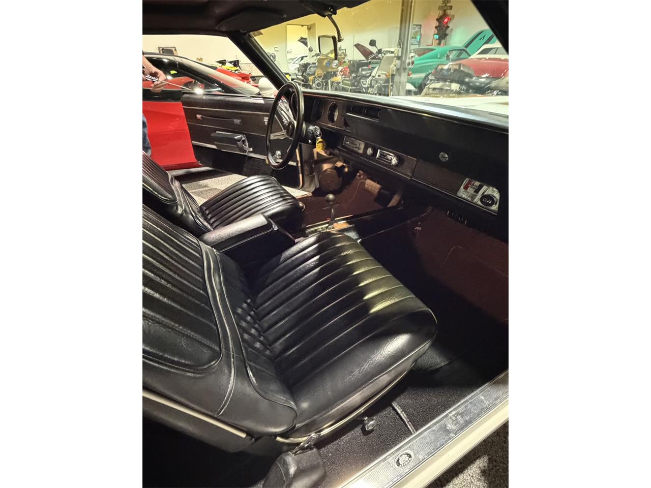 Oldsmobile-Cutlass-supreme-1972-White-Black-3