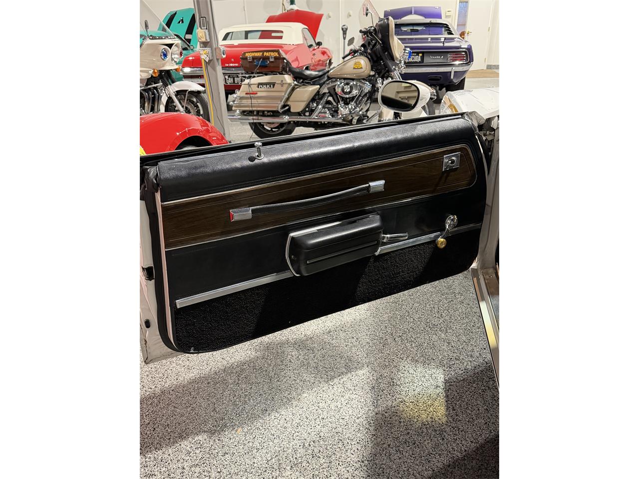 Oldsmobile-Cutlass-supreme-1972-White-Black-31