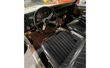 Oldsmobile-Cutlass-supreme-1972-White-Black-32