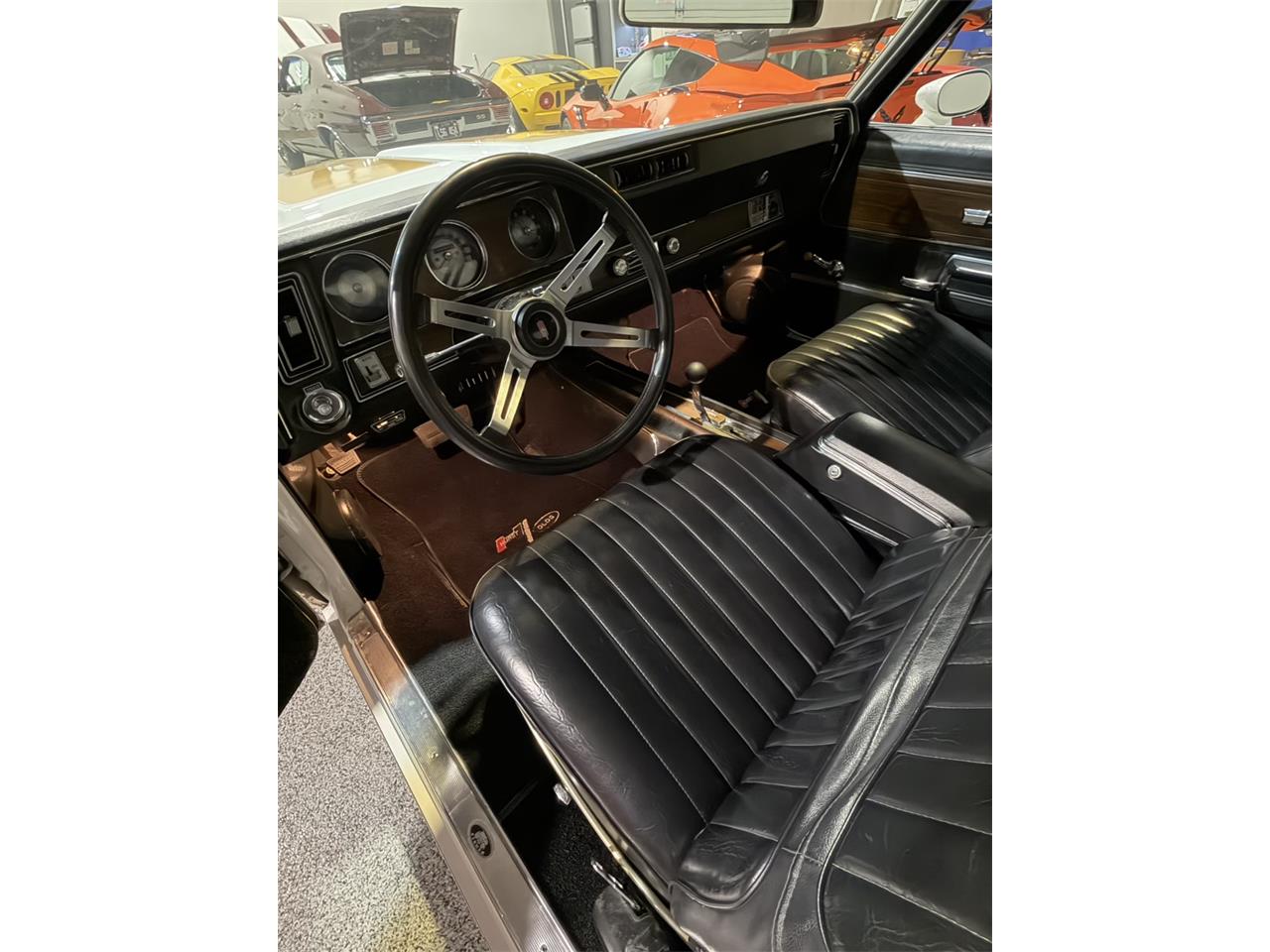 Oldsmobile-Cutlass-supreme-1972-White-Black-32