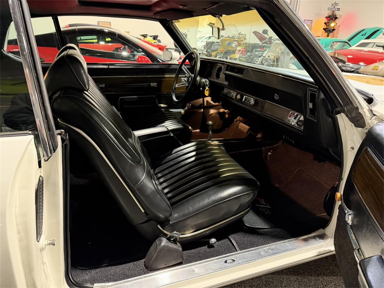 Oldsmobile-Cutlass-supreme-1972-White-Black-35