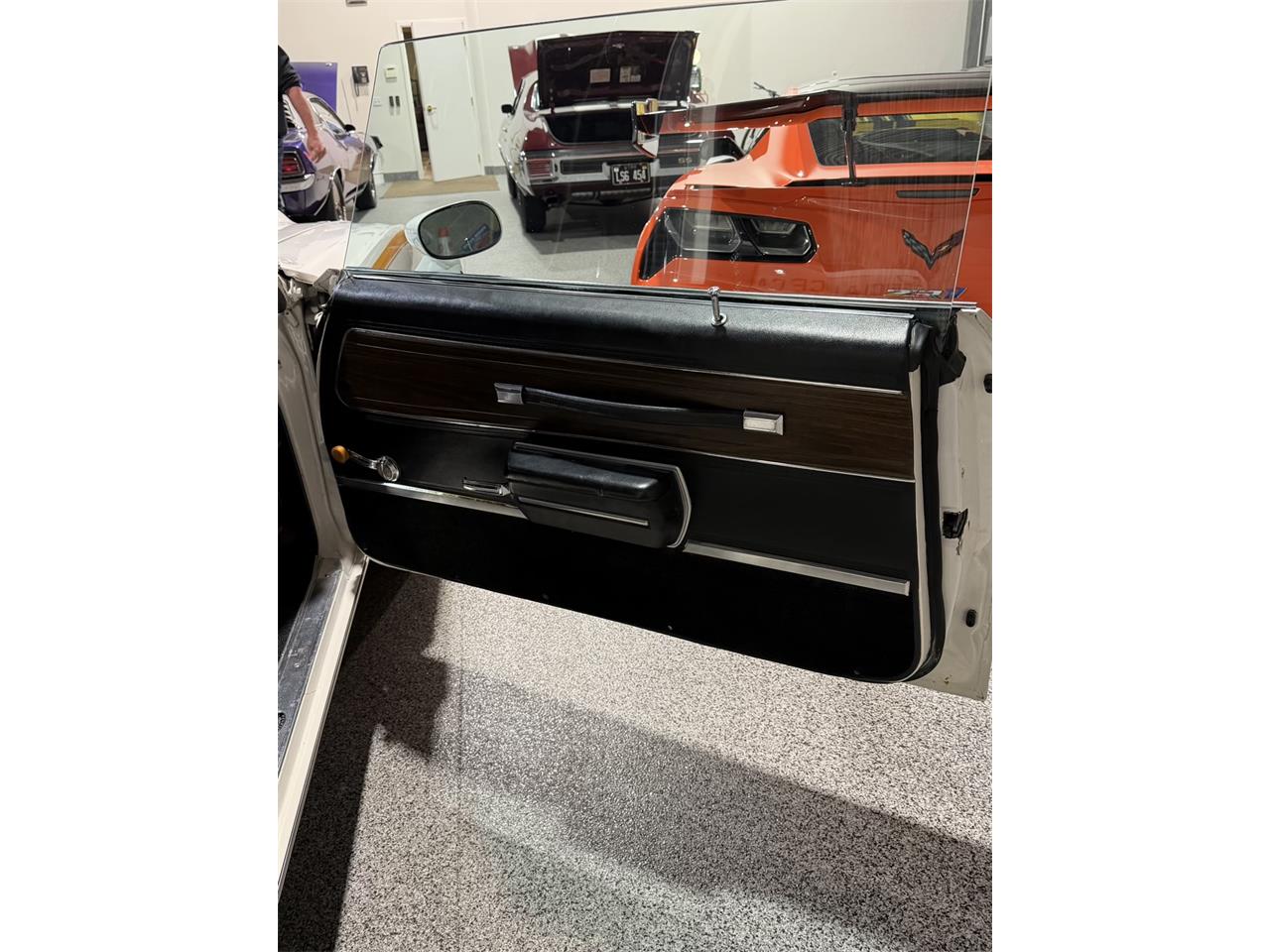 Oldsmobile-Cutlass-supreme-1972-White-Black-38