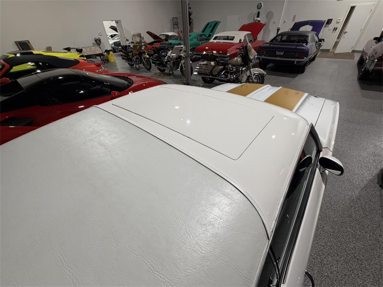 Oldsmobile-Cutlass-supreme-1972-White-Black-44