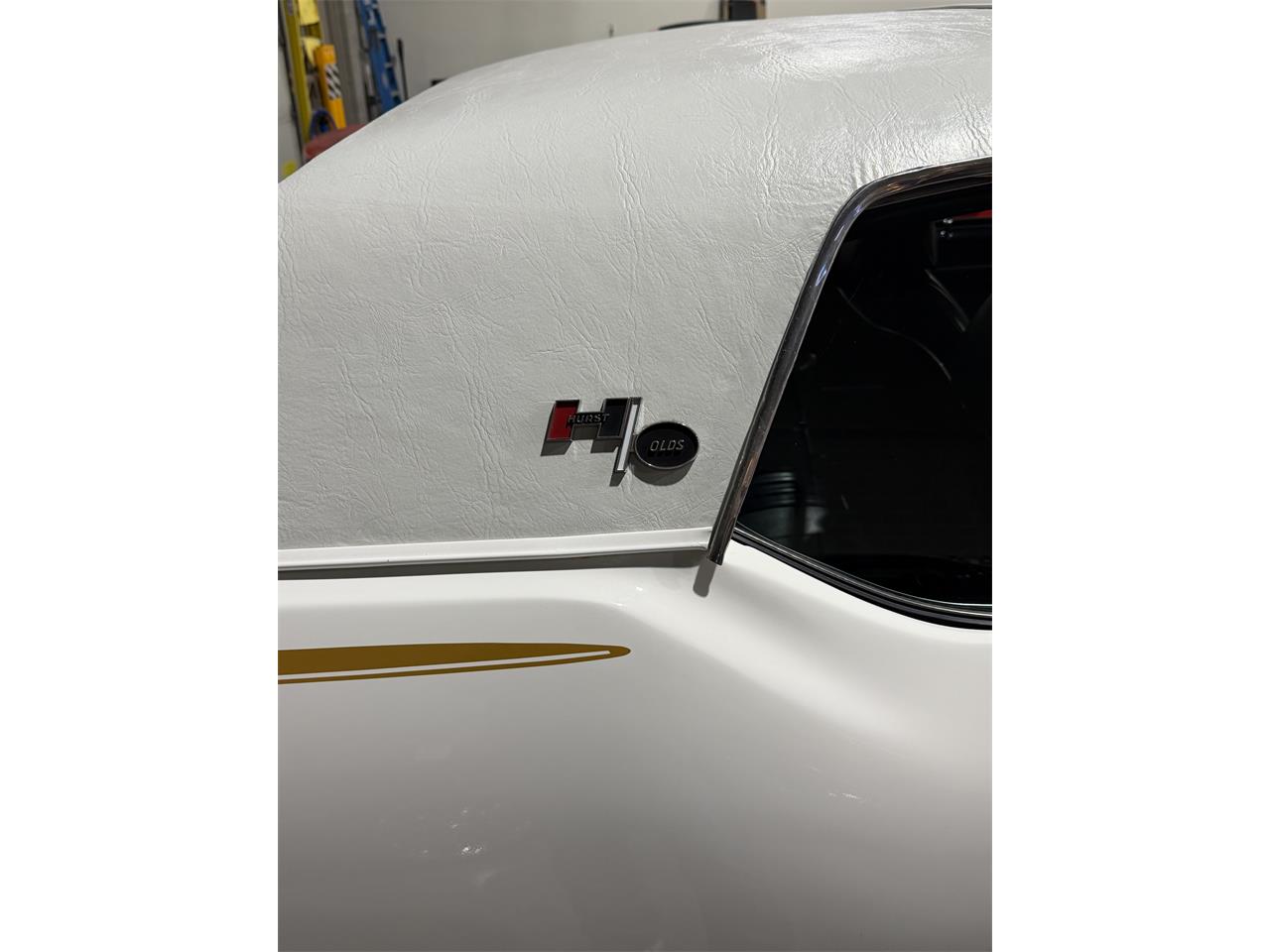 Oldsmobile-Cutlass-supreme-1972-White-Black-45