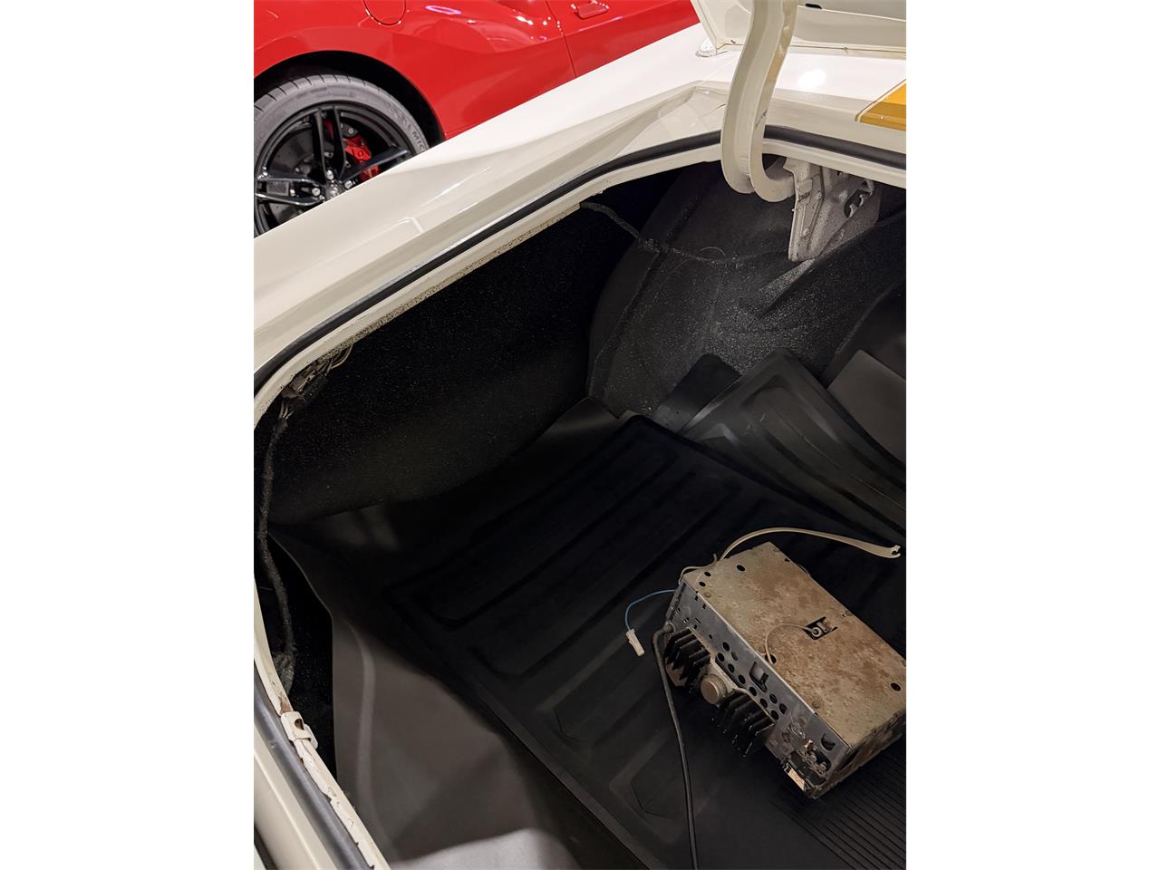 Oldsmobile-Cutlass-supreme-1972-White-Black-51