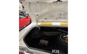 Oldsmobile-Cutlass-supreme-1972-White-Black-52