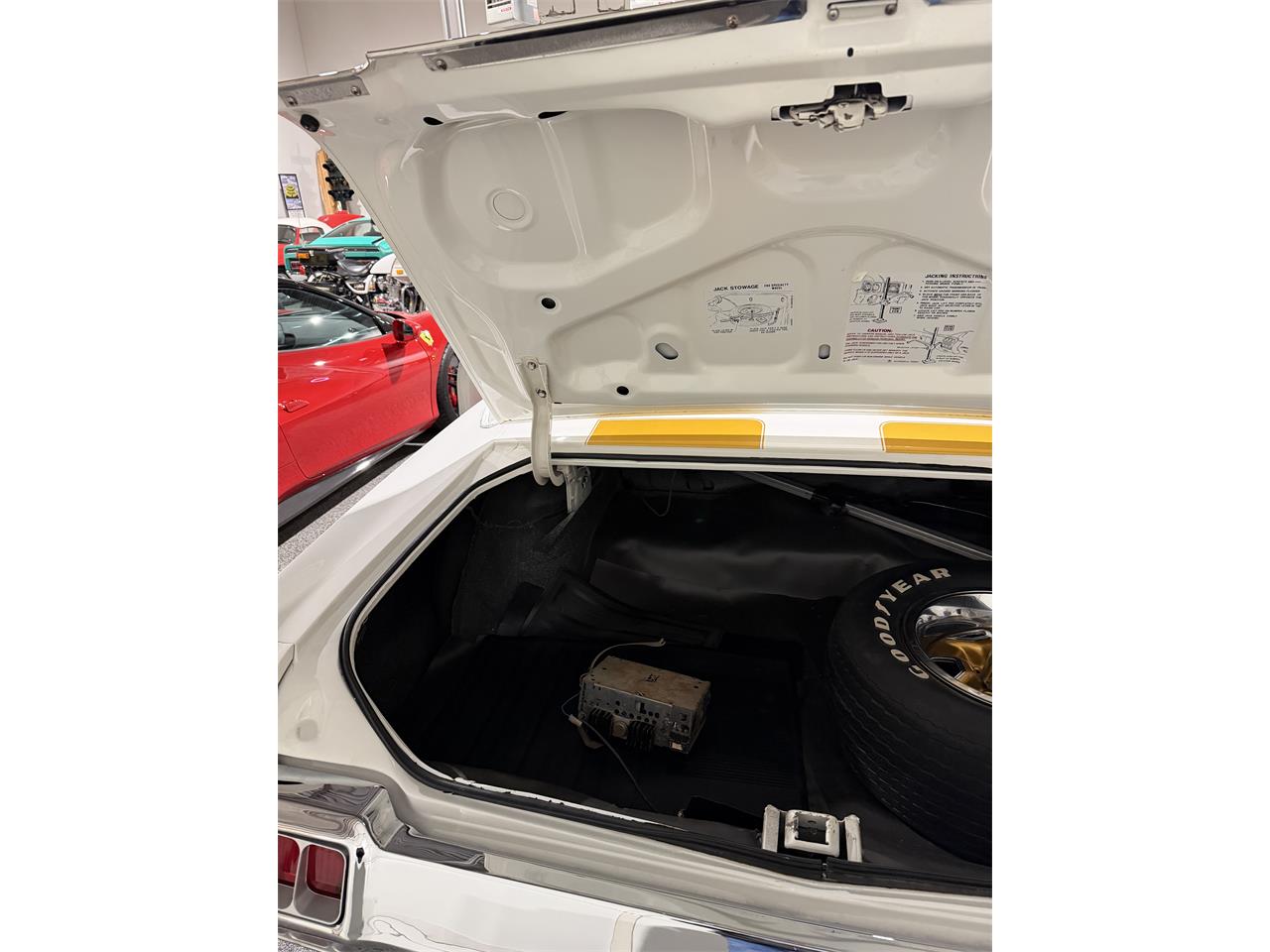 Oldsmobile-Cutlass-supreme-1972-White-Black-52