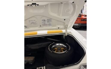 Oldsmobile-Cutlass-supreme-1972-White-Black-54