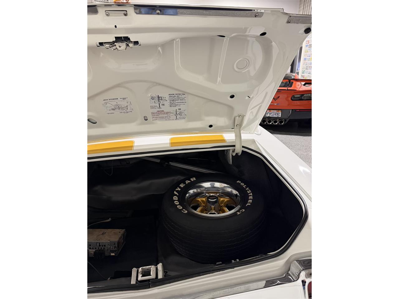 Oldsmobile-Cutlass-supreme-1972-White-Black-54