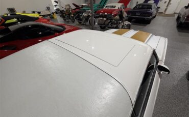 Oldsmobile-Cutlass-supreme-1972-White-Black-55