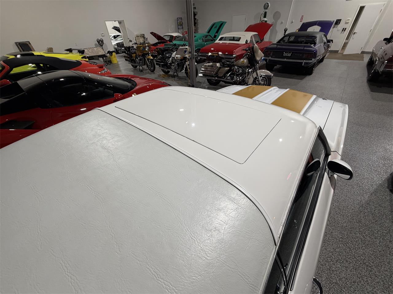 Oldsmobile-Cutlass-supreme-1972-White-Black-55