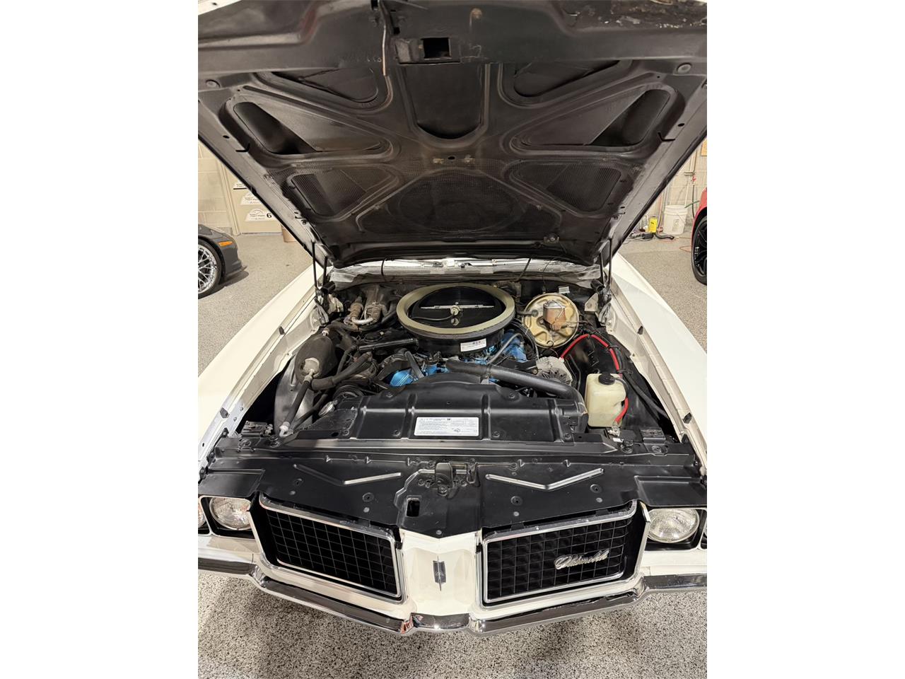 Oldsmobile-Cutlass-supreme-1972-White-Black-57